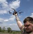 Militar ucraniano soltando drone FPV em zona de guerra  Foto: Jose Colon/Anadolu  / Getty Images