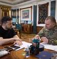 O presidente ucraniano, Volodymyr Zelensky, se reuniu com o chefe do SBU, Vasyl Maliuk, após a operação contra bases aéreas russas  Foto: Presidência da Ucrânia/EPA-EFE/Shutterstock / BBC News Brasil