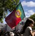Garota segura bandeira de Portugal em dia ensolarado  Foto: Nuno Cruz/NurPhoto  / Getty Images