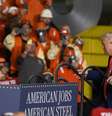 Donald Trump se encontra com operários do setor metalúrgico americano, em 30 de maio de 2025, em West Mifflin, na Pensilvânia.  Foto: Getty Images via AFP - JEFF SWENSEN / RFI