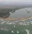 Vista aérea da Foz do Rio Doce, localizada em Regência, Espírito Santo; enxurrada de rejeitos de mineração, proveniente do rompimento da barragem de Fundão, desceu pelo rio até desaguar no Oceano Atlântico.  Foto: Dida Sampaio/Estadão - 04/11/2017 / Estadão