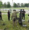 Especialistas em explosivos e policiais ucranianos examinam partes de um drone militar Shahed 136 que caiu após um ataque aéreo em Kharkiv, em 4 de junho de 2025, na Ucrânia. (Foto de SERGEY BOBOK / AFP)  Foto: AFP - SERGEY BOBOK / RFI