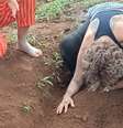 Mentora ajuda participante durante renascimento xamânico  Foto: Arquivo Pessoal