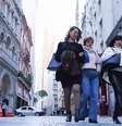 Pedestres caminham na Rua 15 de Novembro no centro de São Paulo em dia de frio  Foto: Daniel Teixeira/Estadão - 29/05/2025 / Estadão