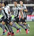Time do Botafogo comemorando a vitória sobre o Ceará   Foto: Vitor Silva/Botafogo / Esporte News Mundo