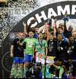  Foto: Steph Chambers/Getty Images - Legenda: Seattle Sounders comemora o título da Concacaf Champions League / Jogada10