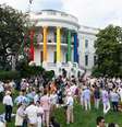 Os pilares do Pórtico Sul da Casa Branca são decorados com as cores do arco-íris enquanto os convidados participam da celebração do Mês do Orgulho da Casa Branca no gramado sul da Casa Branca em Washington DC, em 26 de junho de 2024, para mostrar as contribuições da comunidade LGBTQI+.  Foto: AFP - SAUL LOEB / RFI