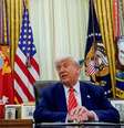 Donald Trump sentado e Elon Musk, de pé, na Casa Branca  Foto: Reuters / BBC News Brasil
