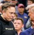 Foto mostra Elon Musk e Donald Trump se cumprimentando  Foto: Reuters