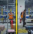 Imagem ilustrativa de funcionários no centro de triagem de bagagens do aeroporto Roissy-Charles de Gaulle, na região de Paris.  Foto: AFP - JOEL SAGET / RFI