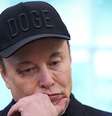 Musk com mão no queixo e olhar pensativo  Foto: Getty Images / BBC News Brasil