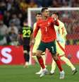  Foto: Alexander Hassenstein/Getty Images - Legenda: Craque Cristiano Ronaldo abraça técnico Roberto Martinez após título da Liga das Nações de Portugal / Jogada10