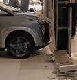 Carro de R$ 175 mil exposto em shopping de SP é acionado e bate contra loja  Foto: Reprodução