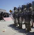 Militares da Guarda Nacional se postam diante de um centro de detenção em Los Angeles, em 8/6/25.  Foto: © Eric Thayer / AP / RFI