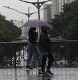 Pedestres enfrentam clima frio e chuvoso no Viaduto Santa Generosa, na região do metrô Paraíso, na zona sul de São Paulo, com termômetros marcando 17°C, nesta tarde de segunda-feira, 09. A expectativa é de mais precipitações ao longo da semana e também dias mais frios  Foto: RENATO S. CERQUEIRA/ATO PRESS/ESTADÃO CONTEÚDO