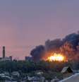 Fogo é visto entre as nuvens de fumaça resultantes de um ataque russo a Kharkiv, Ucrânia, em 7 de junho de 2025. Pelo menos uma pessoa morreu e outras 17 ficaram feridas no ataque, informou o prefeito de Kharkiv, Ihor Terekhov, à RBC-Ucrânia.  Foto: Daniel Carde/Anadolu via Getty Images