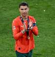 Cristiano Ronaldo, de Portugal, atravessa o campo com a medalha de ouro após a cerimônia de premiação da Liga das Nações  Foto: Sven Hoppe/picture alliance via Getty Images