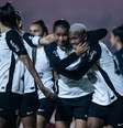 Jogadoras do Corinthians comemoram gol da vitória  Foto: Jhony Inácio/Especial para o Terra