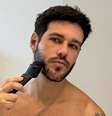 Mussi em momento de cuidado com a barba: "A beleza, quando existe, é um bônus"  Foto: Divulgação