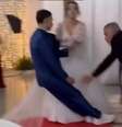 Jovem desmaia no próprio casamento ao ver a amada ao seu lado no altar  Foto: Reprodução/Redes sociais 