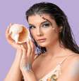 Tons azulados, pele iluminada e brilho molhado compõem o look conhecido como mermaidcore  Foto: Pixel-Shot | Shutterstock / Portal EdiCase