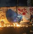 O prefeito de Los Angeles declarou toque de recolher noturno no centro da cidade, em uma tentativa de acabar com a violência que marcou os protestos contra as batidas anti-imigrantes nos últimos dias.  Foto: © Ethan Swope / AP / RFI