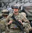 Soldados da Guarda Nacional americana em Los Angeles  Foto: Getty Images / BBC News Brasil