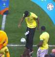 Giannis Antetokounmpo marca presença no jogo do Brasil e faz embaixadinhas  Foto: Reprodução/SporTV