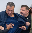 O senador da Califórnia Alex Padilla é empurrado para fora da sala enquanto a secretária de Segurança Interna, Kristi Noem, concede uma entrevista coletiva em Los Angeles na quinta-feira, 12 de junho de 2025  Foto: David Crane/MediaNews Group/Los Angeles Daily News via Getty Images