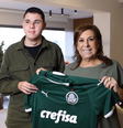 Nickollas e Silvia Grecco esbanjam amor à camisa do Palmeiras  Foto: Ricardo Rocha/Terra