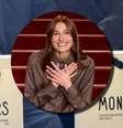 Sasha Meneghel e a sacola de brindes aos convidados de seu desfile; cada pessoa recebeu também uma garrafa d'água  Foto: Sala de TV e Zé Tadakashi/Divulgação
