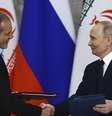 Aperto de mão entre o presidente iraniano Massoud Pereshkian e o presidente russo Vladimir Putin, em 17 de janeiro de 2025, em Moscou.  Foto: © Evgenia Novozhenina / Pool Photo via AP / RFI