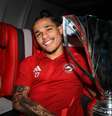 Guilherme Biro com troféu de título conquistado nos Emirados Árabes Unidos  Foto: Reprodução/Instagram/Guilherme Biro