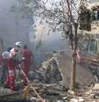 Equipes de resgate trabalham em prédio danificado após ataques israelenses em Teerã, no Irã  Foto: Sociedade do Crescente Vermelho Iraniana/WANA /REUTERS