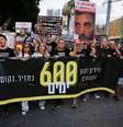 Parentes e apoiadores dos reféns israelenses mantidos em Gaza protestaram em Tel Aviv no mês passado  Foto: AFP / BBC News Brasil