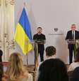 O presidente ucraniano, Volodymyr Zelensky, ao lado do presidente austríaco, Alexander van Der Bellen, durante coletiva de imprensa em Viena nesta segunda-feira (16).  Foto: AP - Heinz-Peter Bader / RFI