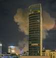 Fumaça sobe após míssil atingir edifício em Tel Aviv, Israel, na madrugada desta segunda-feira, 16  Foto: Alexi J. Rosenfeld/Getty Images
