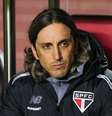 O técnico Luis Zubeldia, do São Paulo, acompanha lance contra o Vasco da Gama, durante partida válida pela 12ª rodada do Campeonato Brasileiro serie A 2025, realizado no Estádio Cícero Pompeu de Toledo, o Morumbis, na zona sul da capital paulista, na noite desta quinta-feira, 12 de junho de 2025.  Foto: TOMZÉ FONSECA/THENEWS2/ESTADÃO CONTEÚDO
