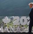 O presidente dos EUA, Donald Trump, caminha para tirar uma foto de família na Cúpula do G7 em Kananaskis, Alberta, Canadá, em 16 de junho de 2025.  Foto: REUTERS - Amber Bracken / RFI