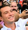 O presidente do partido Reunião Nacional, Jordan Bardella, faz selfies com o público em uma feira em Chalons-en-Champagne, no norte da França, em 7 de setembro de 2024.  Foto: AFP - FRANCOIS NASCIMBENI / RFI