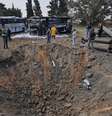 Forças de segurança de Israel inspecionam local atingido por míssil iraniano na região central do país, em 17/06/25.  Foto: AP - Baz Ratner / RFI