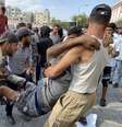 Palestinos transportam vítima de ataque israelense realizado no momento em que população esperava pela distribuição de ajuda humanitária na Faixa de Gaza, em 17 de junho de 2025.  Foto: © AFP / RFI