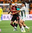 Bruno Henrique recebeu o único cartão amarelo do Flamengo na partida  Foto: Andre Durao/Sports Press Photo/Getty Images