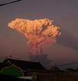 Vulcão entrou em erupção na Indonésia nesta terça  Foto: Reprodução/X