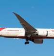 O Boeing 787 da Air India, que caiu em Ahmedabad na semana passada, sobrevoando Melbourne em dezembro  Foto: Reuters / BBC News Brasil