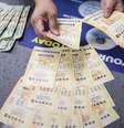 Lojista conta cartelas de apostas da Powerball  Foto: Jay L. Clendenin / Los Angeles Times / Getty Images