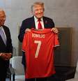O presidente foi entregue à Trump pelo presidente do Conselho Europeu, o português, António Costa  Foto: Reprodução/srmadrid_es/X