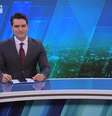 Os apresentadores Gustavo Toledo e Renata Caetano na bancada do 'Jornal da Record News'  Foto: Reprodução