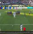 Goleiro do Monterrey arma barreira com buraco no meio em jogo contra a Inter  Foto: Reprodução/TV Globo