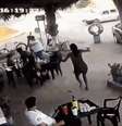 Homem é preso após agredir cliente de bar com barra de ferro; veja  Foto: Reprodução/Redes Sociais